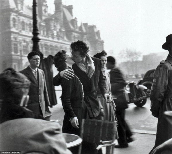 Robert Doisneau, Le baisser de l’hotel de ville, 1950