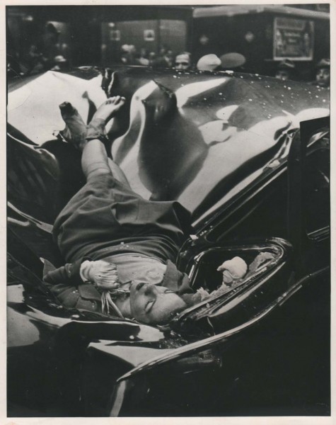 Robert C. Wiles, En la base del Edificio Empire State el cuerpo de Evelyn McHale reposa tranquilo en un grotesco féretro, 1947