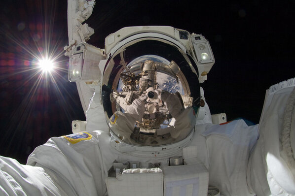 Autorretrato hecho por el astronauta Aki Hoshide en la International Space Station. Hasta ahora es la fotografía más representativa del selfie mejor logrado.