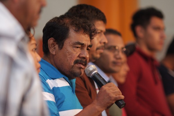 Padre de normalista desaparecido en conferencia Foto: Francisco Cañedo