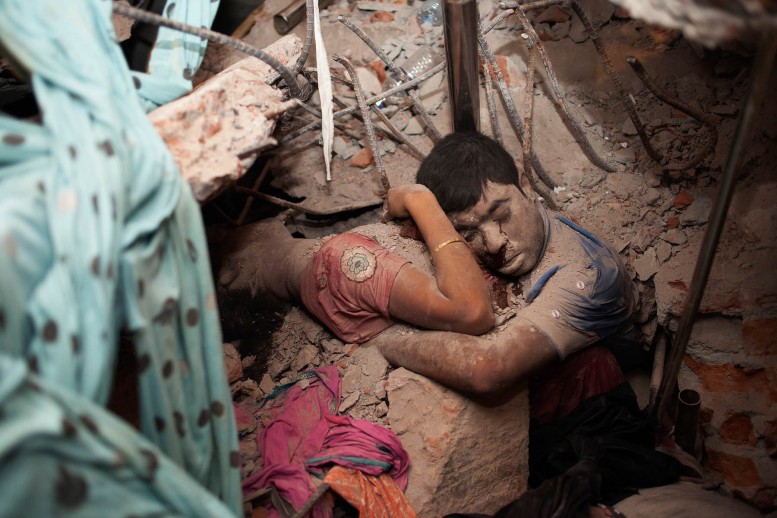 Víctimas del colapso de fábrica de prendas. Fotografía tomada por Taslima Akhter en Dhaka, Bangladesh. 